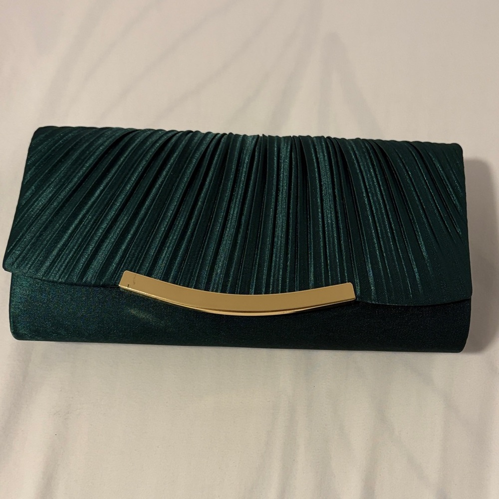 Elegant Green Clutch with Gold Chain - Picture 6 of 6